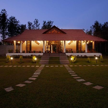 Stayvista At Cedar - Strelitzia 2Bhk With Breakfast And Jacuzzi Chikmagalūr Eksteriør billede